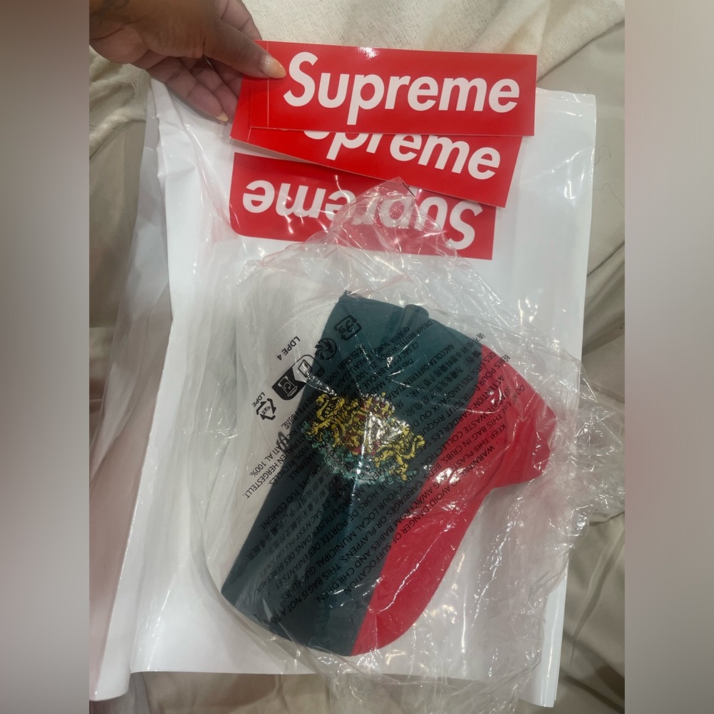 Supreme Red Green Embroidered Cap
Crescent 6 panel
Included 2 sticker and bag